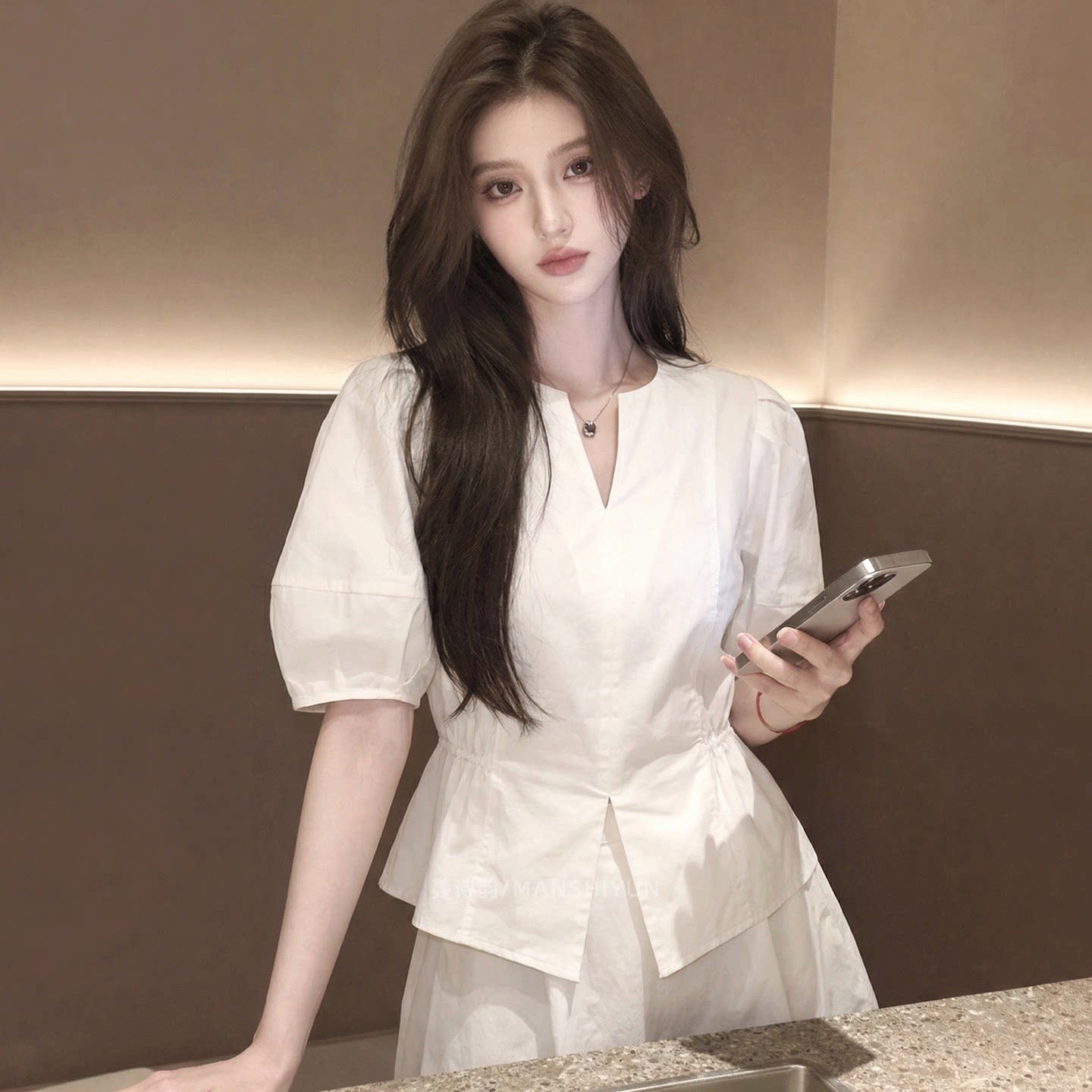 2026 여름 새로운 화이트 거품 소매 허리 수축 셔츠 다용도 슬림해 보이는 표지 고기 반팔 디자인 센스 루즈핏 맨위