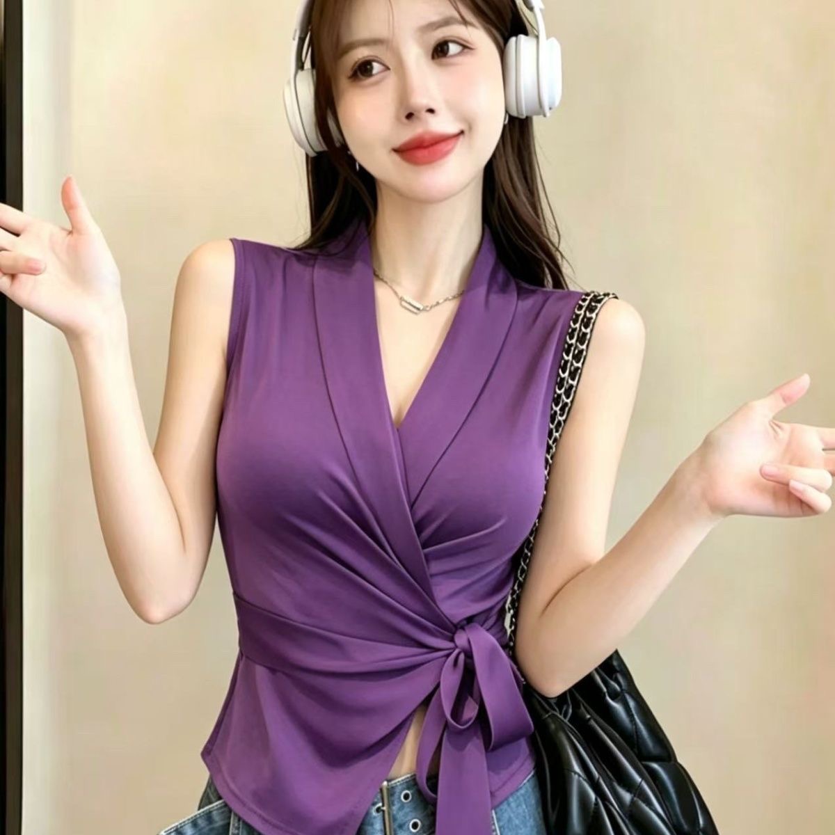 프랑스식 새틴 스트랩 V넥 민소매 여성 셔츠 여름 허리 수축 몸매 가꾸기 디자인 센스 셔츠 품격 새틴 맨위