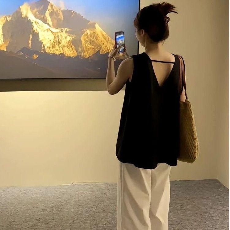 프랑스식 작은 대중 뒤로 홀로우 아웃 디자인 센스 검정색 민소매 여성 셔츠 루즈핏 느긋한 바람 조끼 인형 셔츠 맨위
