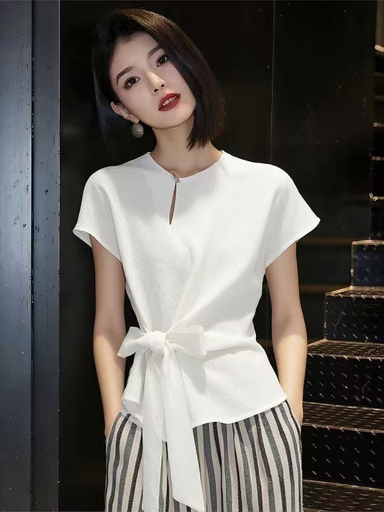 화이트 반팔 나비 매듭 셔츠 2026 여름 새로운 허리 수축 레이스업 디자인 센스 연령 감소 다용도 슬림해 보이는 맨위