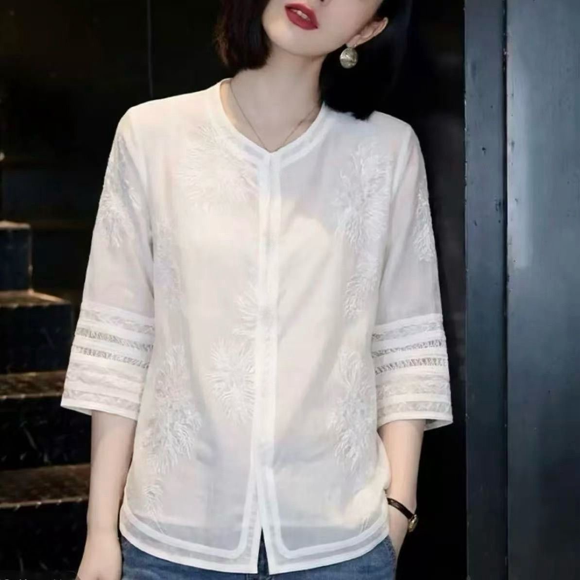 새로운 중식 자수 V넥 화이트 여성 셔츠 루즈핏 슬림해 보이는 외국 가스 연령 감소 여름 새로운