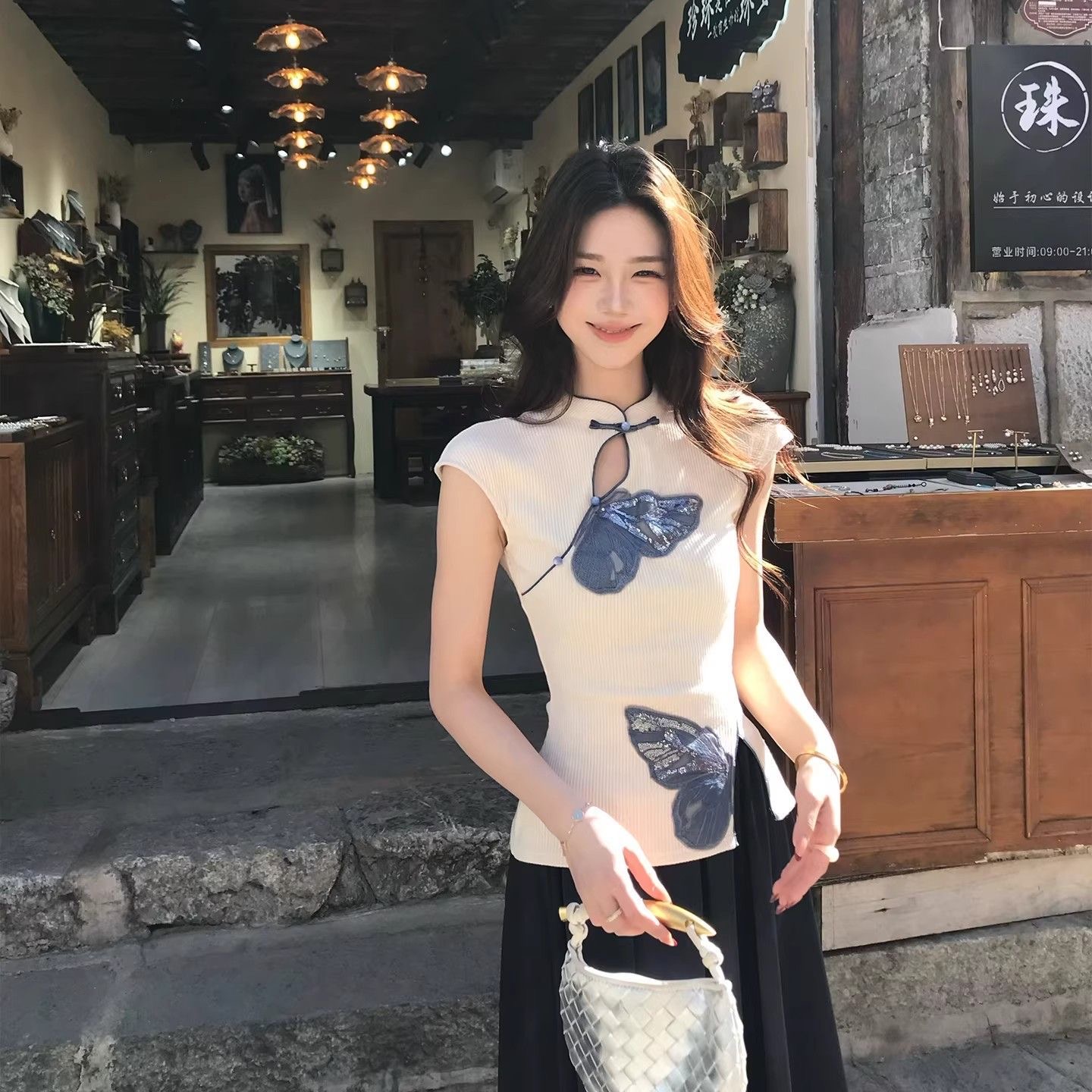 새로운 중식 국풍 단추 스탠드 칼라 자수 나비 티셔츠 여성 여름 디자인 센스 몸매 가꾸기 슬림해 보이는 달콤한 핫걸 맨위