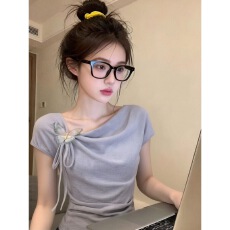 批发紫色温柔风立体蝴蝶结荡领短袖t恤女夏季设计感小众斜领露肩上衣