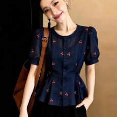 批发樱桃印花泡泡袖<b class='q'>衬衫</b>女夏季新款通勤风收腰圆领短袖上衣时尚百搭