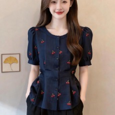 批发樱桃印花泡泡袖<b class='q'>衬衫</b>女夏季新款通勤风收腰圆领短袖上衣时尚百搭