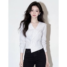 批发2026春季新款轻熟风条纹<b class='q'>长袖</b><b class='q'>衬衫</b>女V领收腰时髦显瘦大码内搭上衣