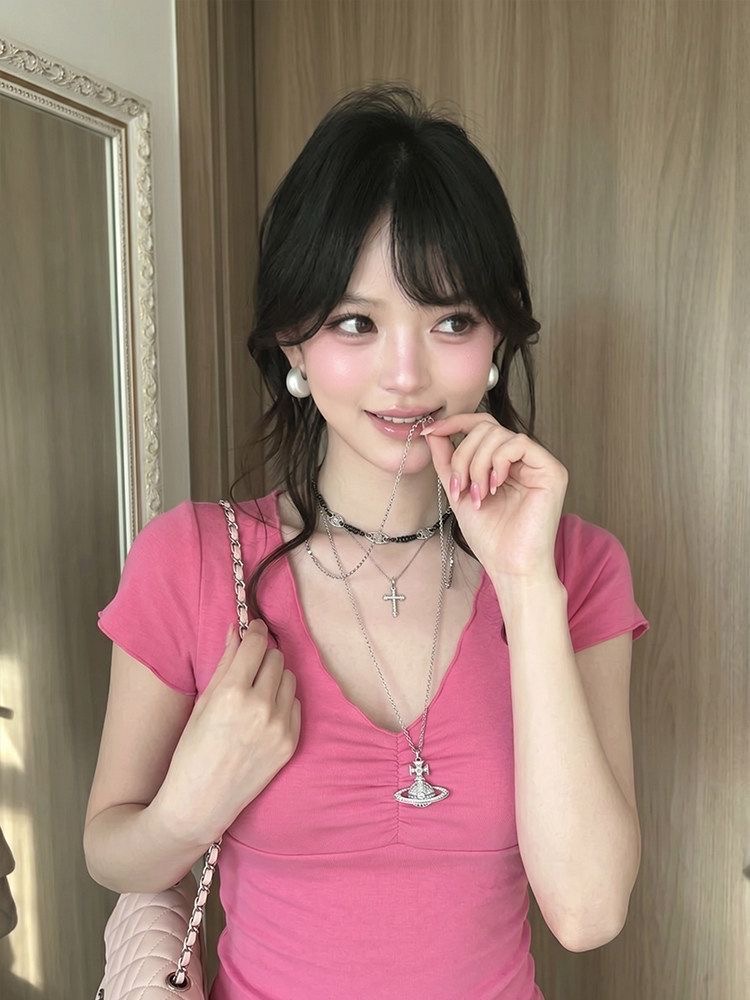 한 부서 V넥 반팔 티셔츠 여성 2026 새로운 여름 주름 디자인 센스 빛 요리 한 프랑스식 바람 맨위 달콤함 착용 가져 가라.