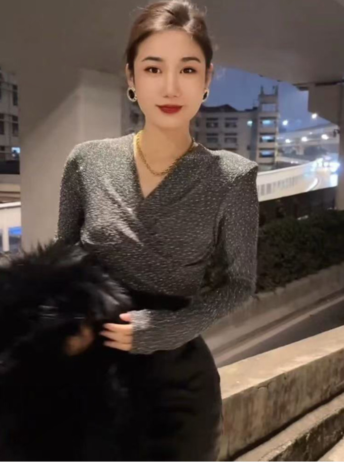 빛 요리 한 미니멀리즘 바람 V넥 십자가 긴팔 티셔츠 여성 2026 봄 새로운 허리 수축 슬림해 보이는 쇼트 스타일 기본 셔츠 맨위
