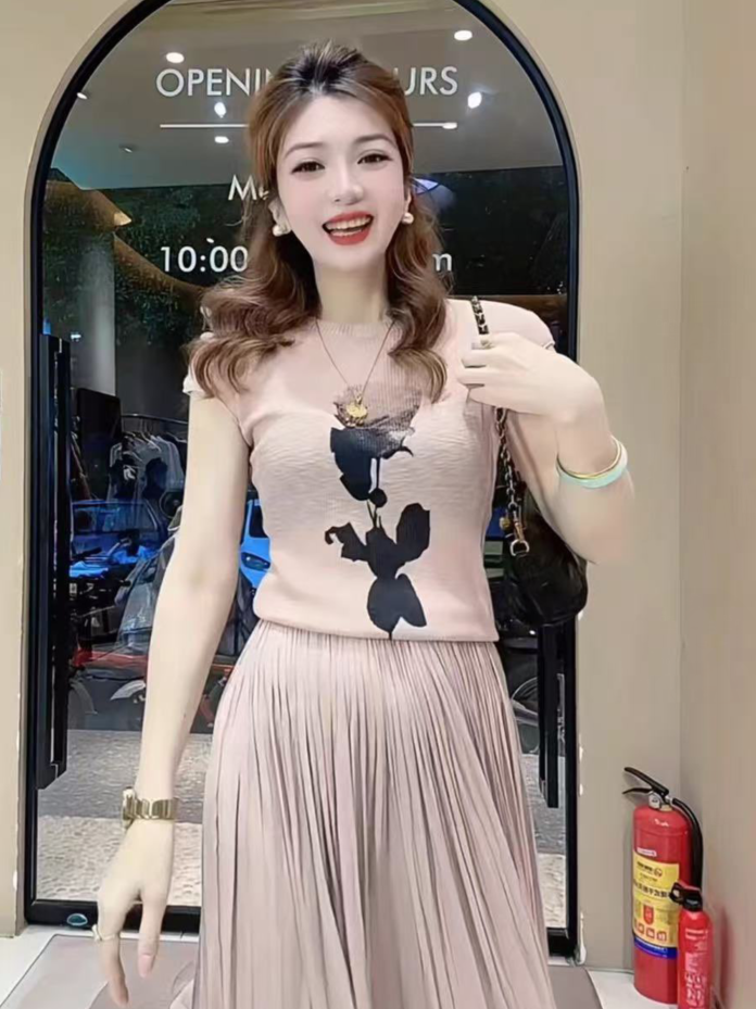 한 부서 자이언트 잘 생긴 ~ 중 장미 니트 티셔츠 여성 2026 여름 새로운 몸매 가꾸기 디스플레이 얇고 작은 날다 소매 맨위 트렌디