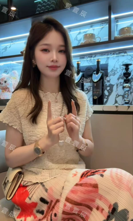여름 새로운 디자인 센스 라운드 넥 주름 얇은 스타일 티셔츠 여자 다용도 맨위