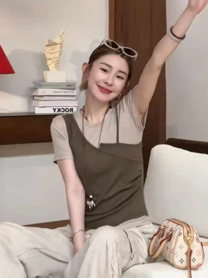 유럽 상품 패션 품격 페이크 레이어드 배색 패치워크 반팔 티셔츠 여성 2026 새로운 기본 셔츠 캐주얼 맨위 트렌디