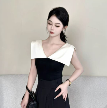 2026 여름 배색 패치워크 맨위 여성 슬림해 보이는 V넥 티셔츠