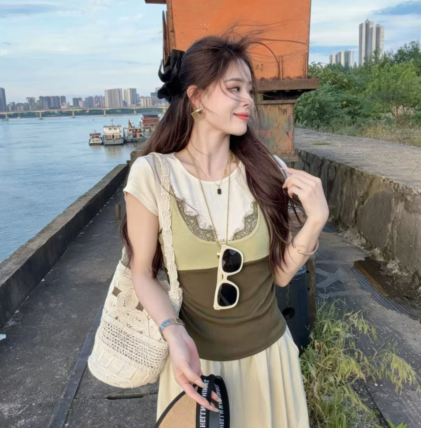 여름 새로운 배색 패치워크 페이크 레이어드 몸매 가꾸기 슬림해 보이는 반팔 티셔츠