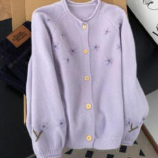 批发秋冬<b class='q'>甜美</b>减龄宽松针织开衫上衣洋气紫色温柔风花朵刺绣毛衣外套女