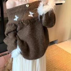 批发甜美一字肩宽松慵懒上衣秋冬新款气质时尚高级感毛毛袖口针织毛衣