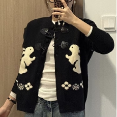 批发黑色牛角扣兔子绣花长袖<b class='q'>针织衫</b><b class='q'>女</b>2025秋冬学院风慵懒毛衣百搭外套