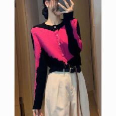 批发秋季高级小众不撞款上衣软糯慵懒风独特别致玫红色毛衣针织开衫女