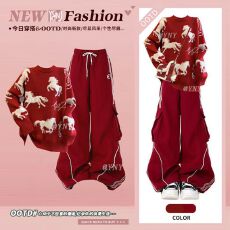 批发冬季新年套装女设计感红色马匹图案毛衣搭配复古运动风抽绳<b class='q'>休闲</b>裤