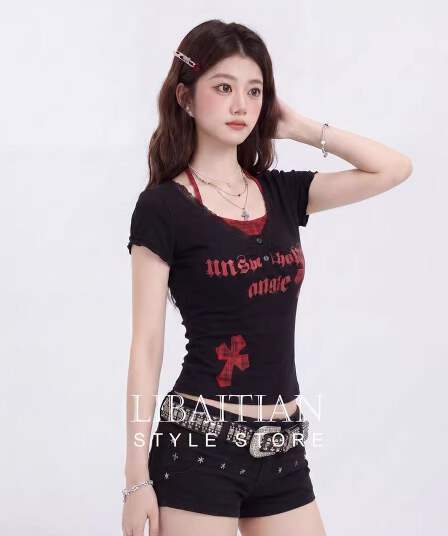 패션 핫걸 체크무늬 페이크 레이어드 행침 목 긍정적 인 어깨 반팔 티셔츠 여성 2026 새로운 여름 달콤한 차가운 슬림해 보이는 맨위