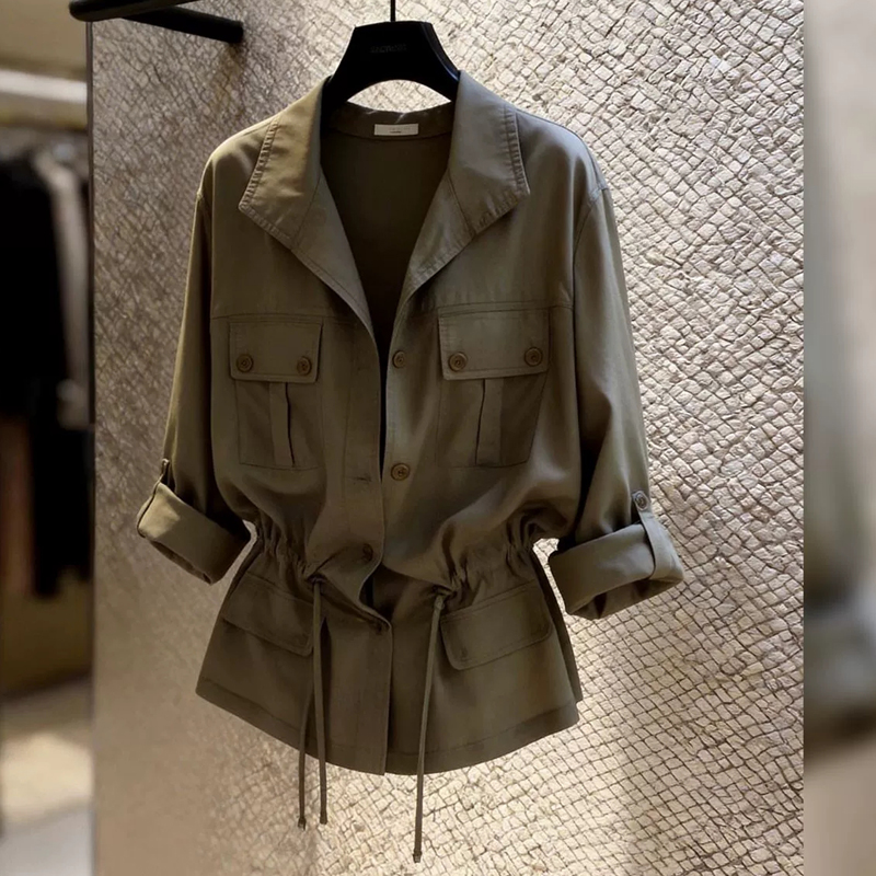 프랑스식 폴로 칼라 허리 수축 셔츠 이른 봄 2026 새로운 출퇴근 다용도 디자인 센스 군용 녹색 슬림해 보이는 맨위 여성 의류