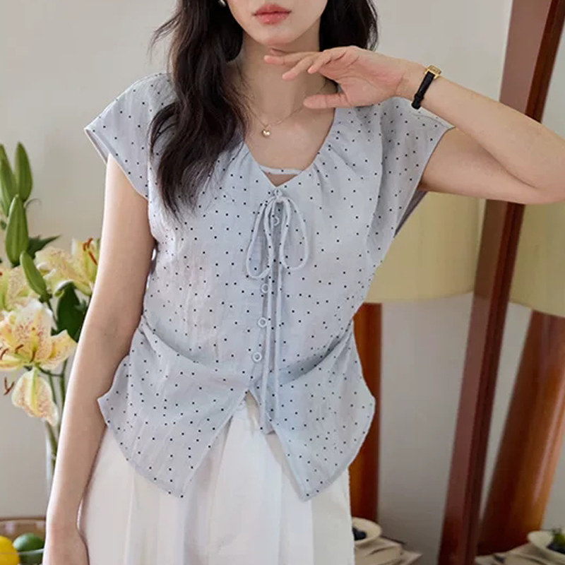 파란색 도트 무늬 펌프 Pleat 허리 수축 슬림해 보이는 레이스업 반팔 여성 셔츠 여름 품격 출퇴근 맨위