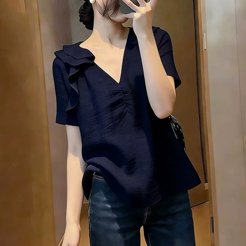 진한 파란색 V넥 프릴 반팔 여성 2026 년 여름 새로운 출퇴근 바람 슬림해 보이는 다용도 품격 맨위