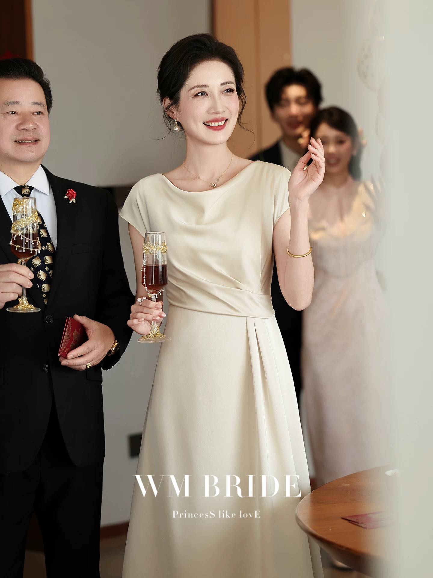 고귀한 영 섹션 엄마 결혼 연회 예복 2026 여름 품격 안녕하세요. 시어머니 예복 고급 센스 빛 럭셔리 드레스