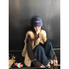 批发2025新款今年流行爆款仿羊羔毛<b class='q'>马甲</b>女短款皮毛一体欧尼毛毛<b class='q'>外套</b>潮