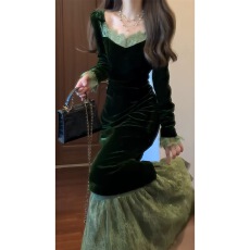 批发翡冷翠秋冬高级设计感<b class='q'>复古</b>蕾丝拼接丝绒方领连衣裙收腰<b class='q'>长裙</b>