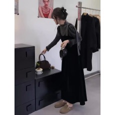 批发法式气质<b class='q'>丝绒</b>吊带连衣裙2025新款女秋冬高级感时尚黑色长裙两件套