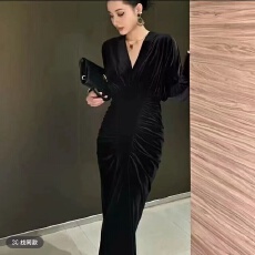 批发黑色丝绒连衣<b class='q'>裙</b>2025秋季新款出席重要场合巨好看高端大气修身<b class='q'>裙</b>子