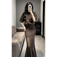 批发高级感时尚圆领短袖针织衫上衣秋冬气质包臀拼接半身<b class='q'>裙</b>套