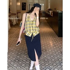 批发穿搭设计感复古港风格纹吊带挂脖背心上衣高腰开叉设计半身<b class='q'>裙</b>子