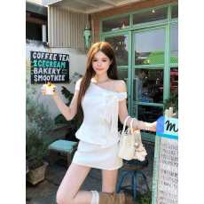 批发画解WAHJU 明日女主 早春纽扣设计气质千金风斜肩上衣女显瘦半<b class='q'>裙</b>