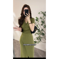 批发夏季新款轻奢优雅显瘦短袖褶皱修身气质开叉连衣<b class='q'>裙</b>