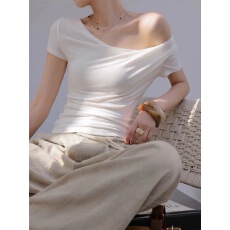 批发不规则斜肩薄款上衣高级设计感甜辣妹短袖t恤女