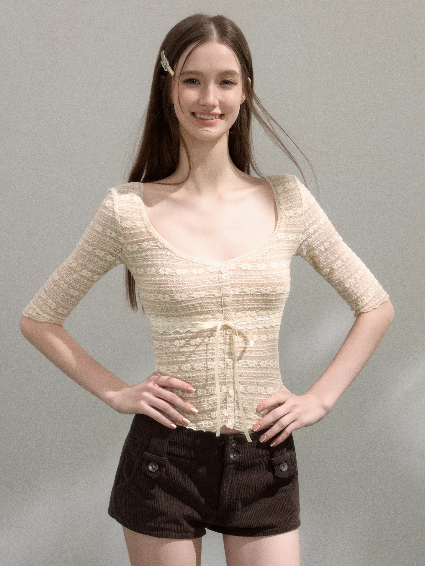 2026 여름 새로운 레트로 관대 한 칼라 부드러운 품격 맨위 패치워크 레이스 중간 소매 티셔츠 여성