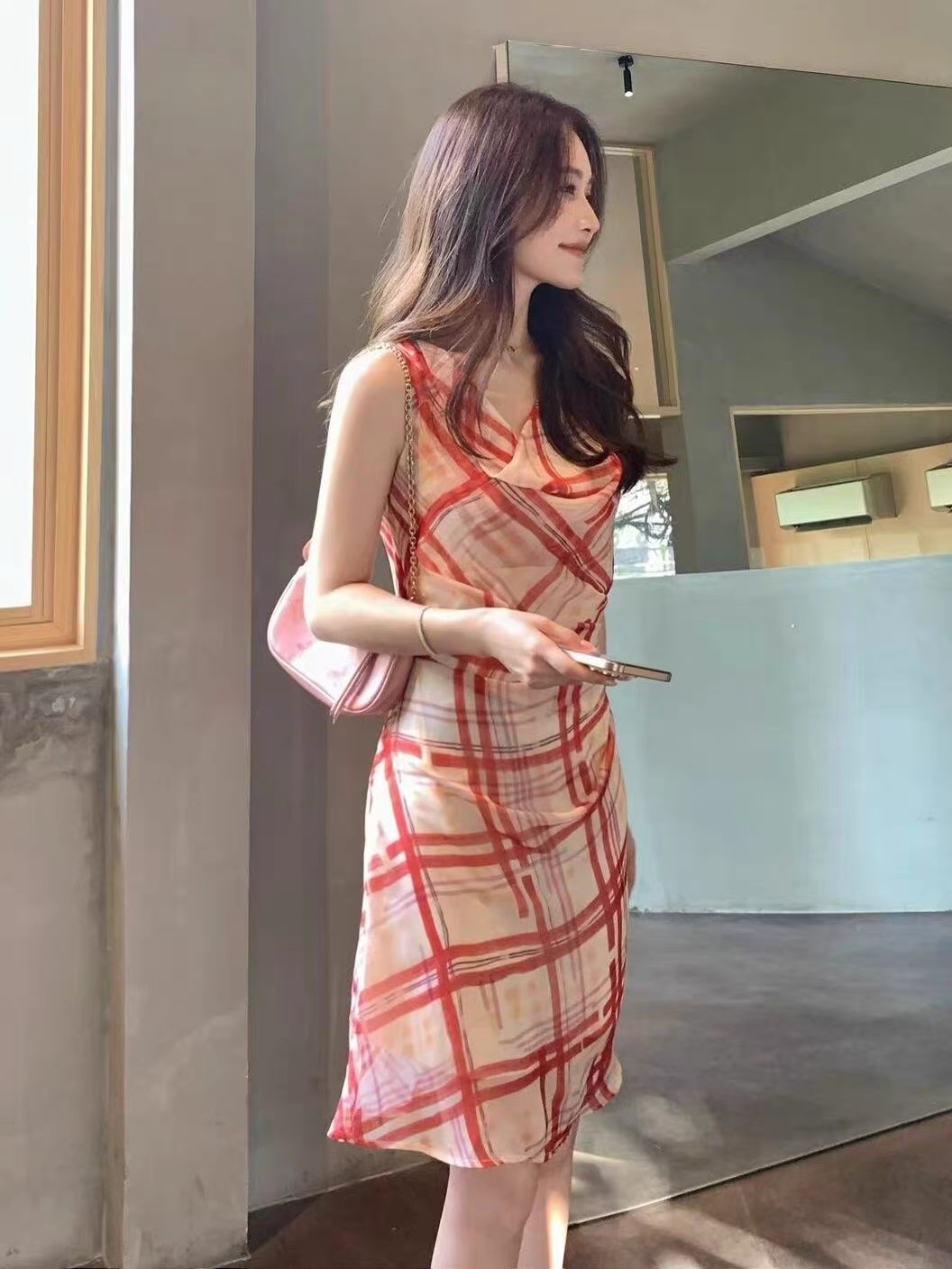 프랑스식 빨간색 체크무늬 흔들다 칼라 민소매 여성 드레스 2026 여름 새로운 레트로 품격 허리 수축 슬림해 보이는 치마