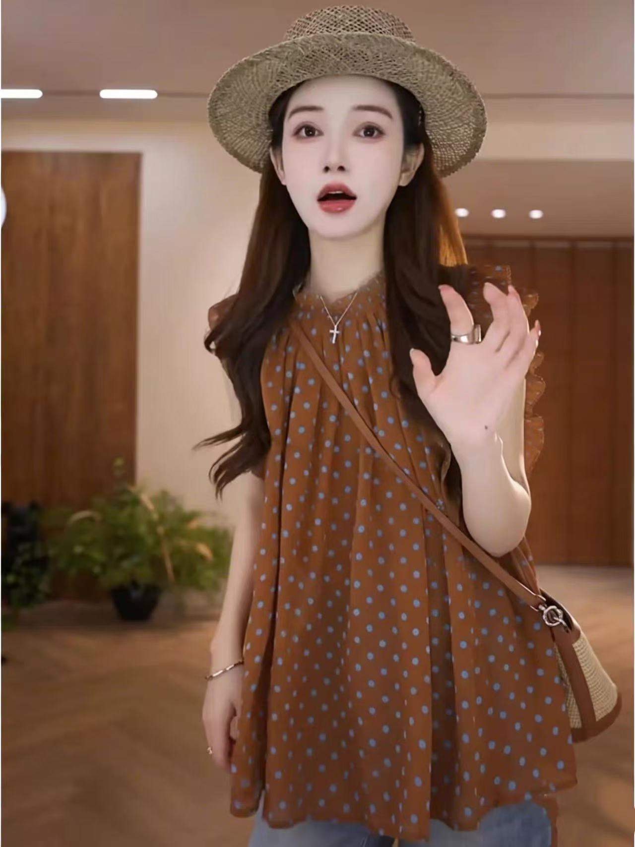 커피 색상 도트 무늬 민소매 맨위