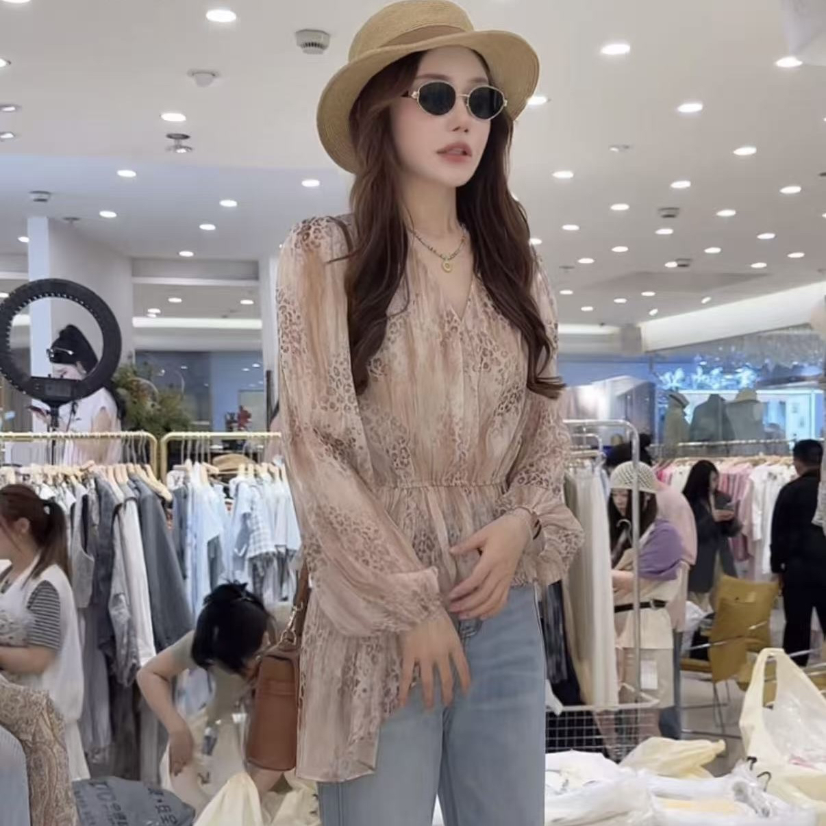 레오파드 무늬 V넥 허리 수축 슬림해 보이는 불규칙 다용도 품격 맨위