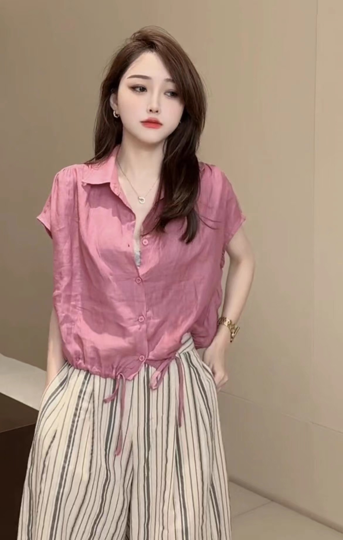 반팔 셔츠 맨위 여성