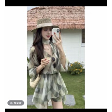 夏日度假风一整套穿搭女法式浪漫风V领飘带格纹连衣裙短裤两件套