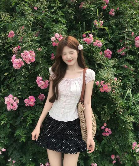 한 부서 홀로우 아웃 광장 칼라 오프숄더 거품 소매 작은 셔츠 2026 새로운 달콤함 나비 매듭 레이스 셔츠 여성 셔츠