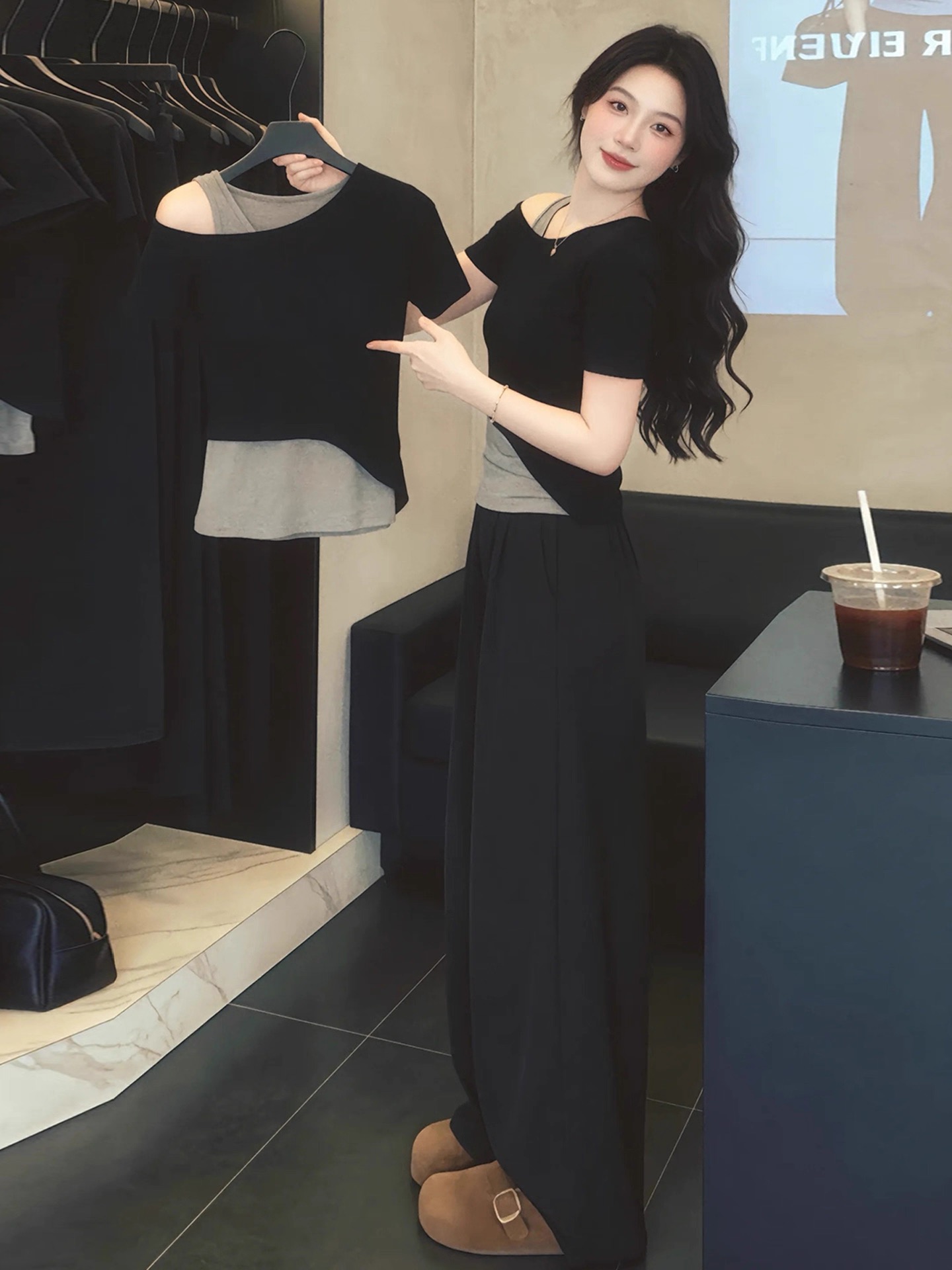 2026 새로운 여름 튀김 거리 고유 한 아름다운 작은 맨위 패치워크 색상 디자인 센스 페이크 레이어드 오프숄더 반팔 티셔츠 여성
