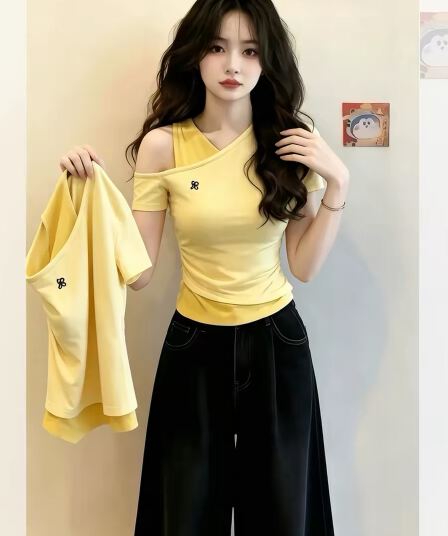도파민 황색 페이크 레이어드 비스듬한 어깨 오프숄더 반팔 티셔츠 여성 2026 새로운 여름 한 부서 디자인 센스 맨위