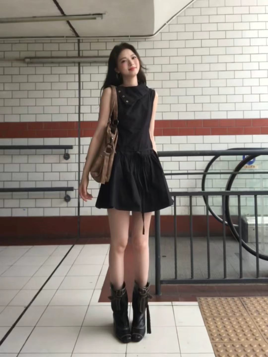2026 여름 새로운 슬림해 보이는 디자인 센스 작은 검은 드레스 그는 벤 바람 비스듬한 자르다 셔츠 칼라 민소매 쇼트 스타일 여성 드레스