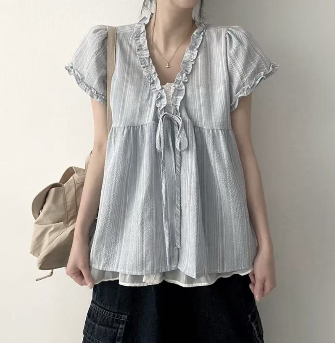 2026 하늘색 V넥 프랑스식 반팔 여성 셔츠 여름 고유 한 레이스 페이크 레이어드 루즈핏 맨위