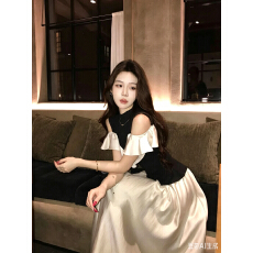 批发木子李的李设计感撞色修身露肩针织拼接荷叶边上衣缎面半身<b class='q'>裙</b>套装