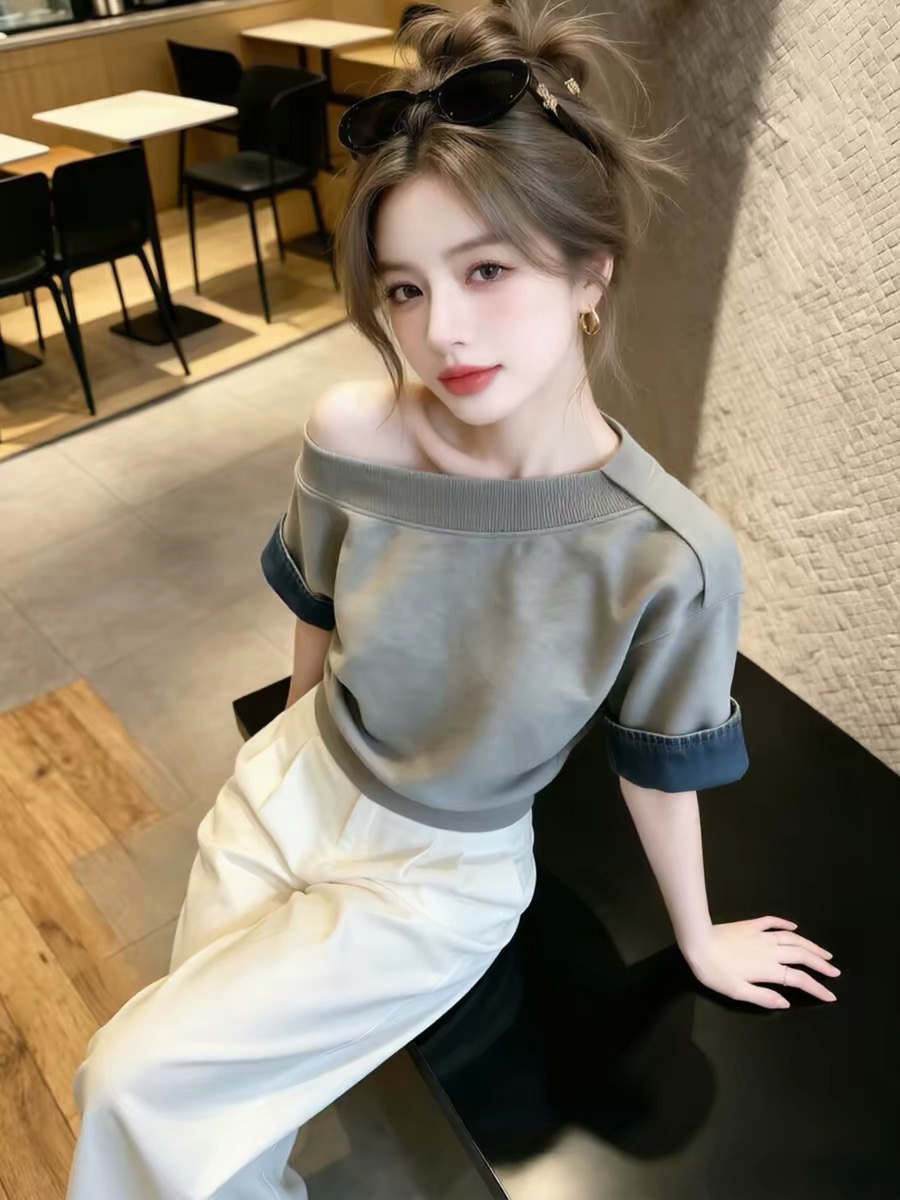 회색 비스듬한 칼라 패치워크 데님 슬림해 보이는 반팔 티셔츠 여성 2026 여름 아메리칸 자이언트 잘 생긴 작은 대중 착용 잡아라. 의류