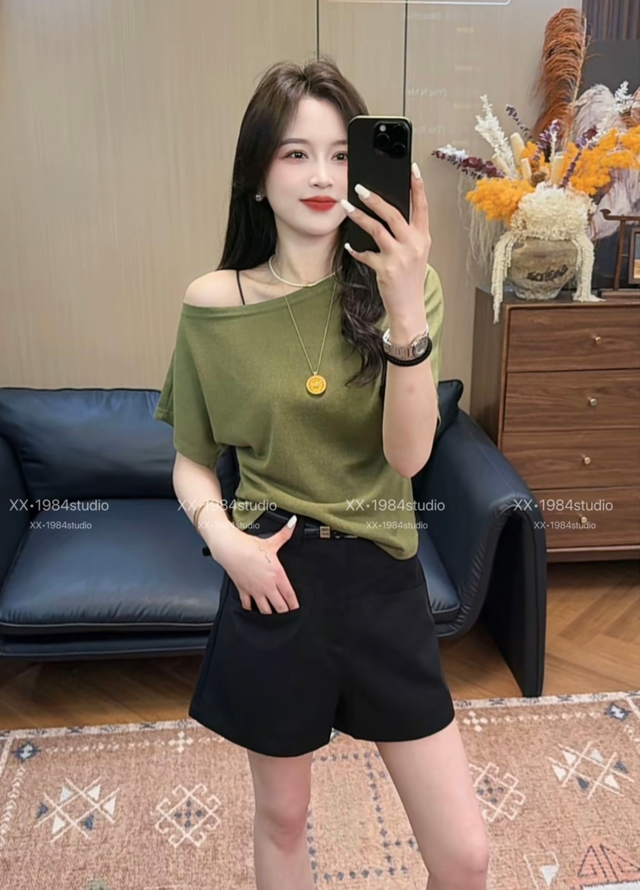 여름 비스듬한 칼라 오프숄더 품격 슬림해 보이는 반팔 티셔츠 다용도 작은 맨위